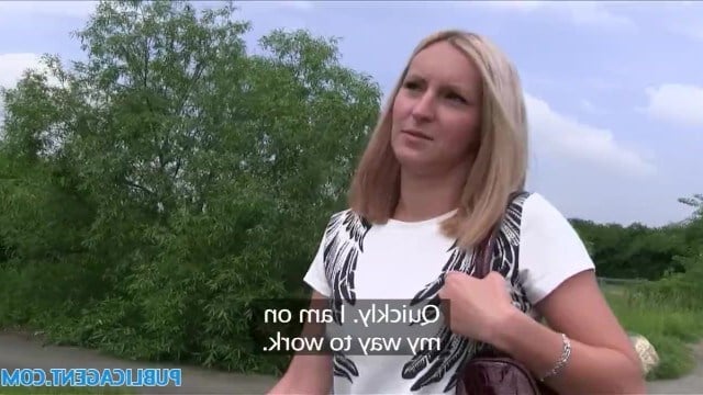 Блондинка с большими сиськами сосет хуй и ебется в мокрую пизду на природе