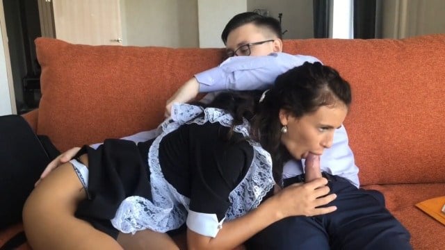 Ботаник не тронул девственную писю одноклассницы жестко трахнув ее в анал