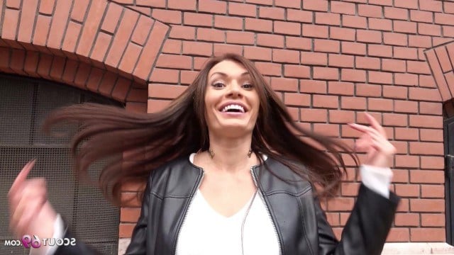 Брюнетка Китана Лур изменяет мужу и ебется с пикапером