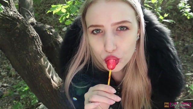 Девка сосет член парня похлеще конфетки на палочке