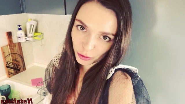 Горничная застряла в посудомоечной машине и была оттрахана большим хуем хозяина