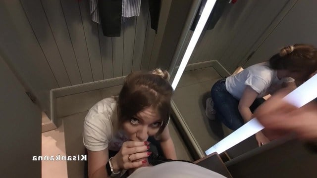 Пацан повел девочку в магазин и в примерочной заставил сделать глубокий минет
