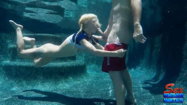 Парень оттрахал в бассейне большим членом узкую пиздёнку нимфетки Kenzie Reeves
