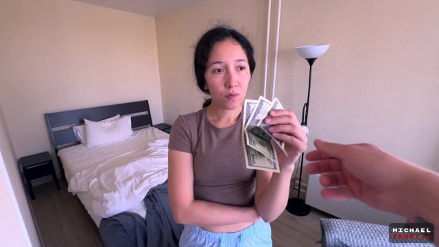 Уборщица залутала баксы за халтурку