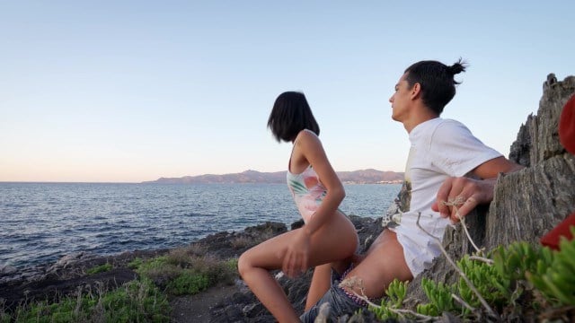 Японка Lunaxjames перепехнулась с парнем у красивого пейзажа с морем