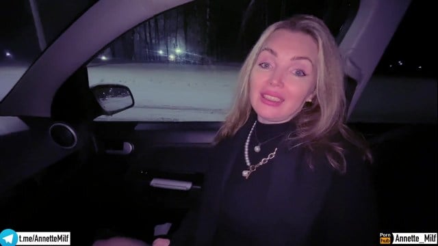 Забрал пьяную мамку друга с корпоратива и выебал в машине